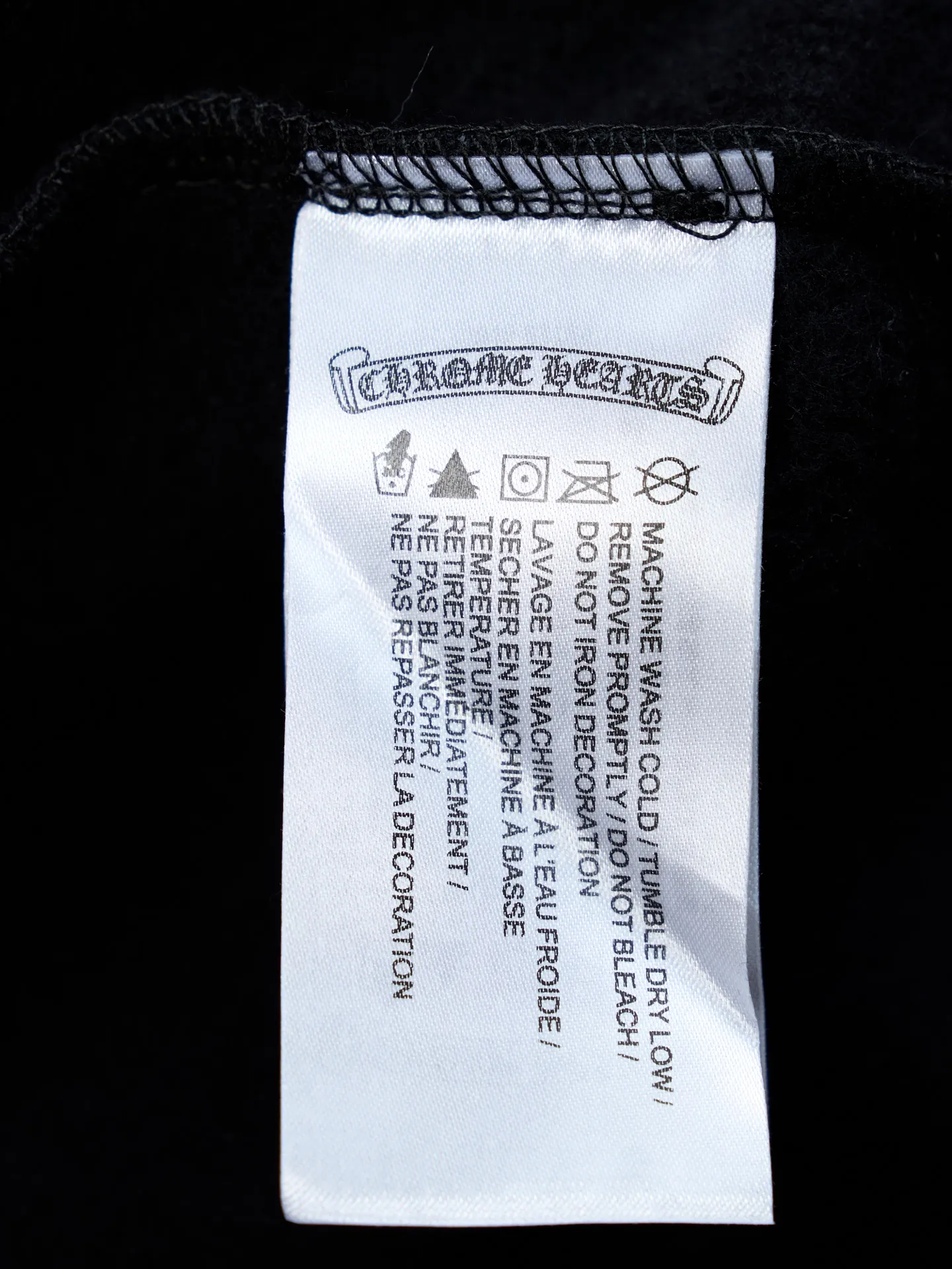 P460 Actual hanging auction】Chrome Hearts/Chrome Heart CH Sanskrit letter printed zipper hooded jacket [Ready stock] S M L Ruggedness and sophistication coexist. The zippered hooded silhouette deconstructs the lazy drape of suede. A rock oracle that whispers that I am the rule. A rebellious ceremony about wearing and performing. Adopt glue printing. The printing has been revised three times by the film screen. Use glue liquid paint to print the pattern on the fabric. The fabric is baked to fix the printed pattern. The fabrics have been washed and have a better hand feel. Not easy to deform. Not easy to shrink. Not easy to fade. Maintain long-term beauty and loose fit.